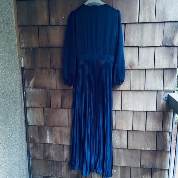 Adelyn Rae M Pleated Satin V-Neck Long Sleeve Midi Satin Navy Blue Dress - Picture 11 of 14